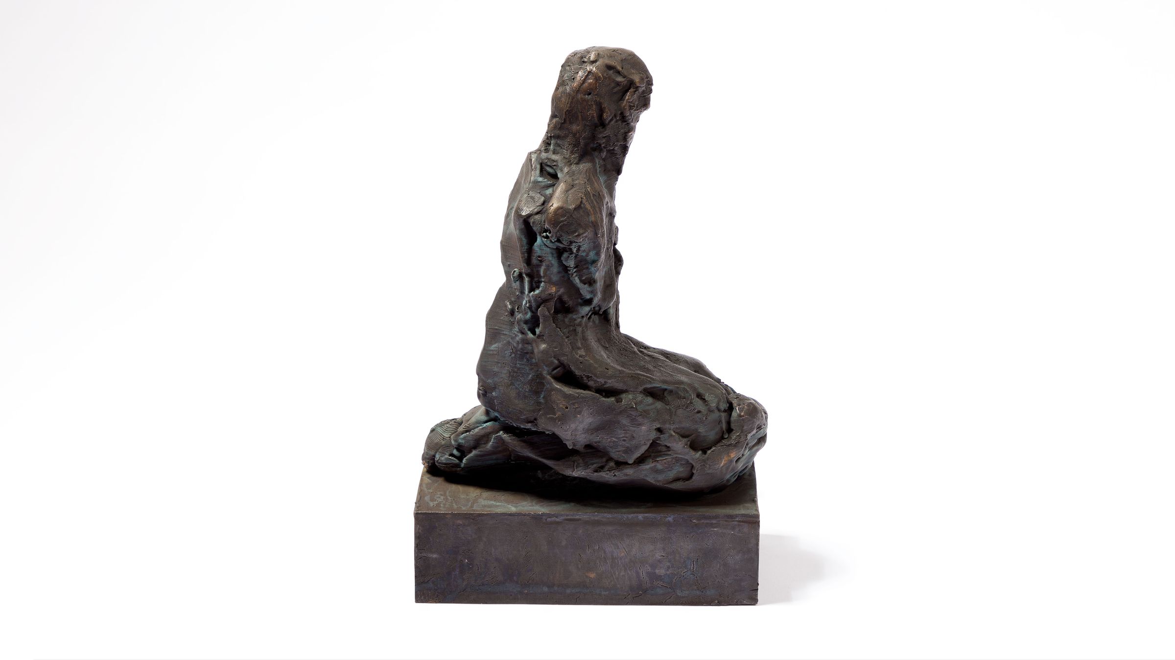 Skulptur i bronze forestillende abstrakt siddende kvindefigur med ikonisk nærvær. “Madonna”, Christian Lemmerz, unika fra 2024. 36,5 × 22,5 × 10,5 cm.